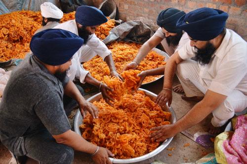 timesofindia's tweet photo. Sikh bodies to send 'langar' for #NepalEarthquake victims http://t.co/196WTbOwjz http://t.co/GWrfoBRPhI