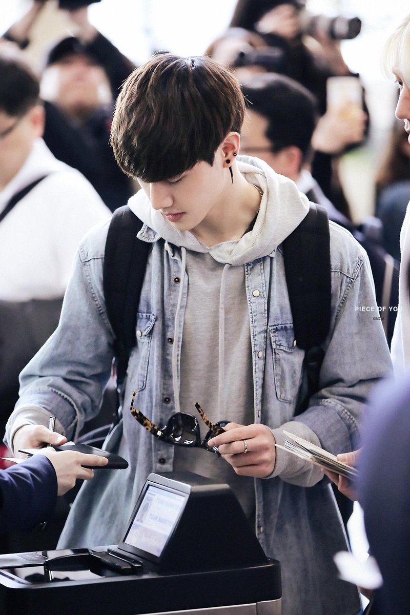 POY140116's tweet photo. [마크] 150421 김포공항 #GOT7 http://t.co/su2rOXX19T http://t.co/lShSoLbV4C