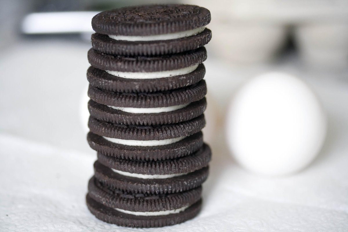 Know's tweet photo. If all the Oreos ever manufactured were stacked, they could reach the moon and back more than five times. http://t.co/FkBiQtj7YP