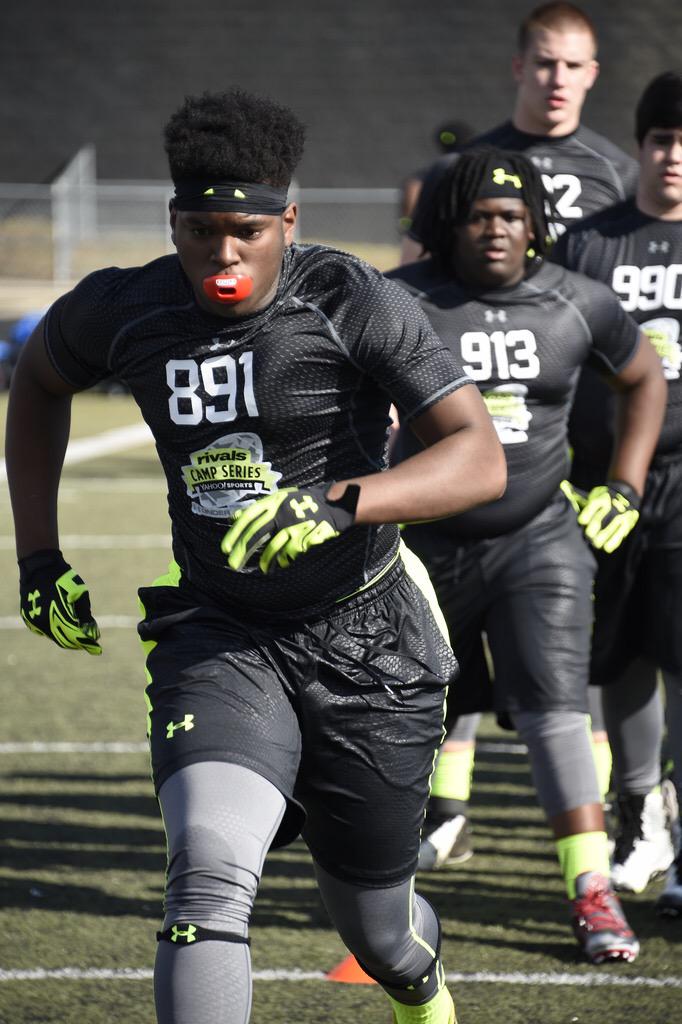 TroupRecruitz's tweet photo. 2016 VHS 3 Star DE Tyreic Martin @_tyreicm 6'4" 265lbs picks up 3 offers today to boost his offer total to 14 http://t.co/DW0JWQoDCi
