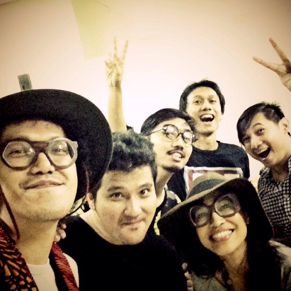 endahNrhesa's tweet photo. Jogja selalu istimewa,begitu pula musisi2nya. See u soon @sheilaon7 @adamsubarkah @erosscandra @Duta507 @BrianSO7 http://t.co/GcLdPaCjx1