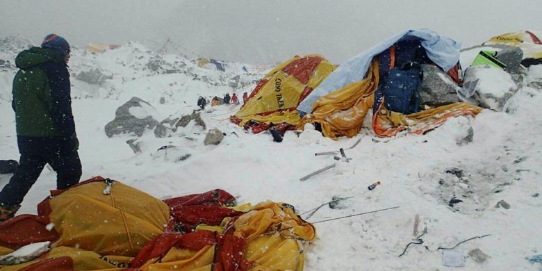 Foto-foto kemah induk Everest setelah gempa 7,9 SR yang diabadikan oleh Azim Afif via AP  ngi.cc/n53G