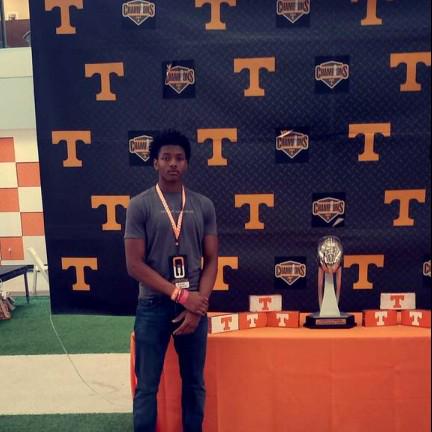 TitleTownPics's tweet photo. @KevinWHoward13 Tennessee visit http://t.co/KjMycMAmns