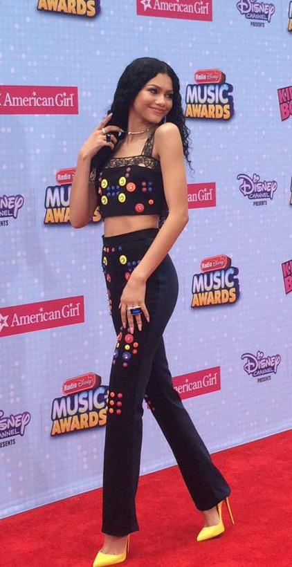 ディズニー チャンネル スターズ 公式 アメリカで開催のradio Disney ミュージック アワード Dcスターを中心にご紹介していきますね 今回アワードの司会という大役を務めるゼンデイヤ ジェシー のスカイ ジャクソンと Http T Co Ypmvhn19wd