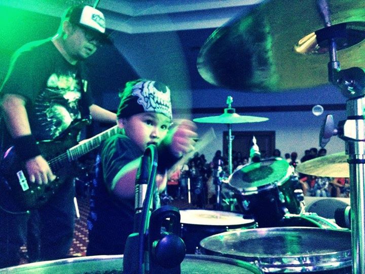 Salah satu Moment Terbaik di Drummer Attack 3.0 kemarin \m/ Kevin Haka (4,5th) jamming bersama1 ayahnya, @Dave_Haka