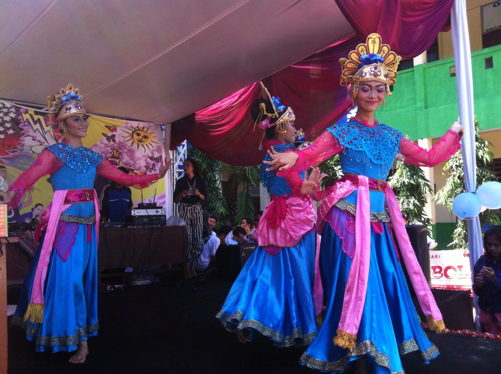 niocup_'s tweet photo. penampilan dr tari tradisional sman9tangsel http://t.co/VihDXLduDy