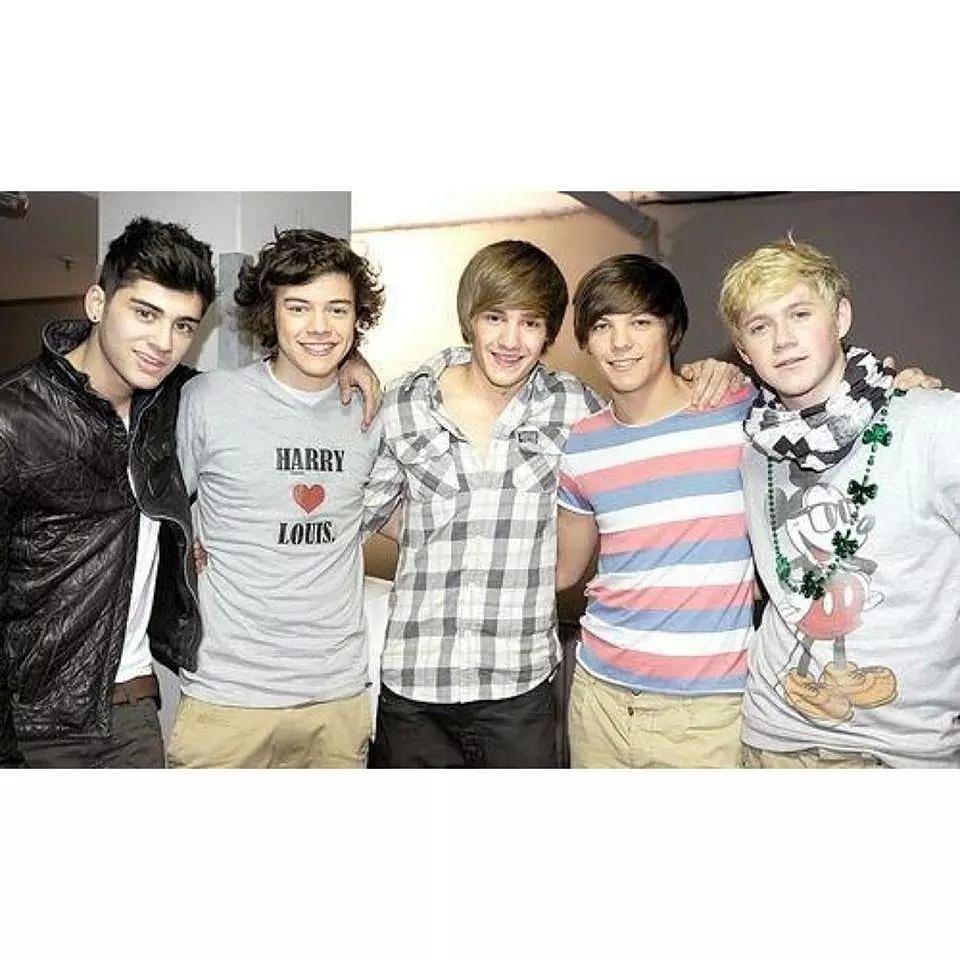 toosexystyles's tweet photo. ITS BEEN A LONG TIME SINCE HARRY WORE THAT SHIRT

#LarryALoveToRemember http://t.co/B5bQxfAOY6