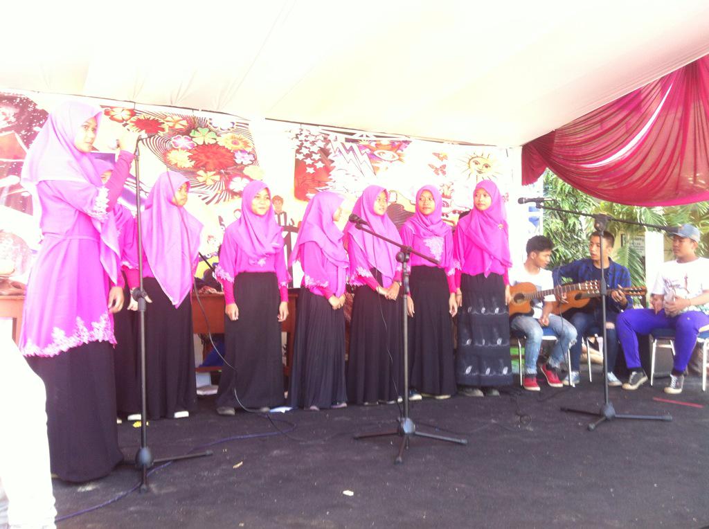 niocup_'s tweet photo. penampilan dr rohis sman9tangsel http://t.co/SXb3lFbAr9