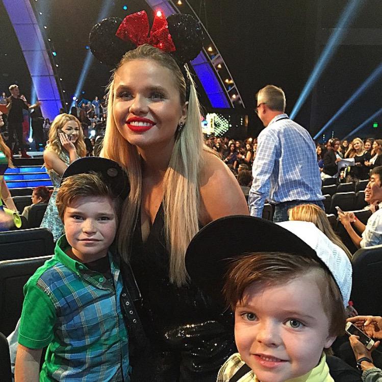 Living4Alli's tweet photo. A super cute pic of @allisimpson with the @H2OHBROS tonight – #RDMA2015 http://t.co/mG2od0ooBt