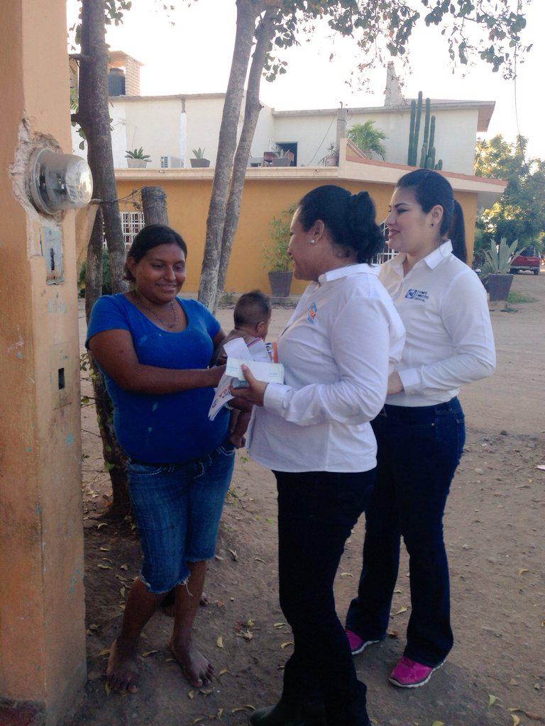 PPM_SIN's tweet photo. #Campañeando #6Distrito @Dip_Nadia_Vega Cambiemos el rumbo con buenas ideas. Claro que podemos ¿A poco no? http://t.co/40SVp4xdur