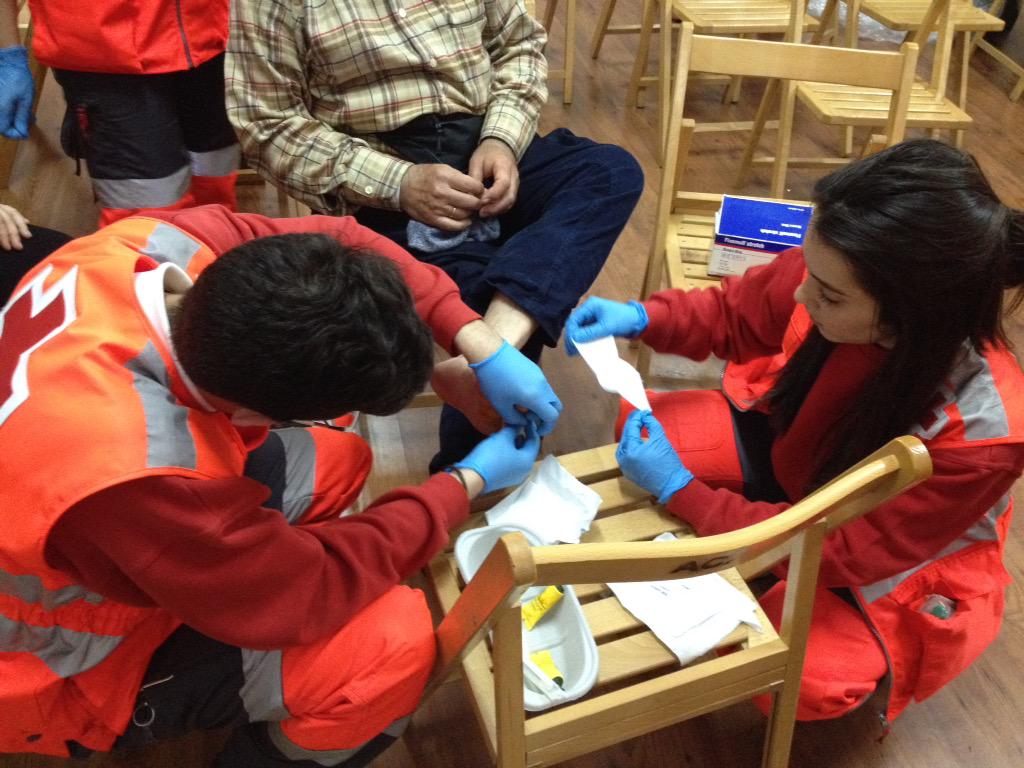 CruzRojaRioja's tweet photo. El cansancio se hace notar en el puesto de Anguiano, nuestro #Voluntariado atendiendo #Valvanerada2015 http://t.co/2ZZ46JMtjK