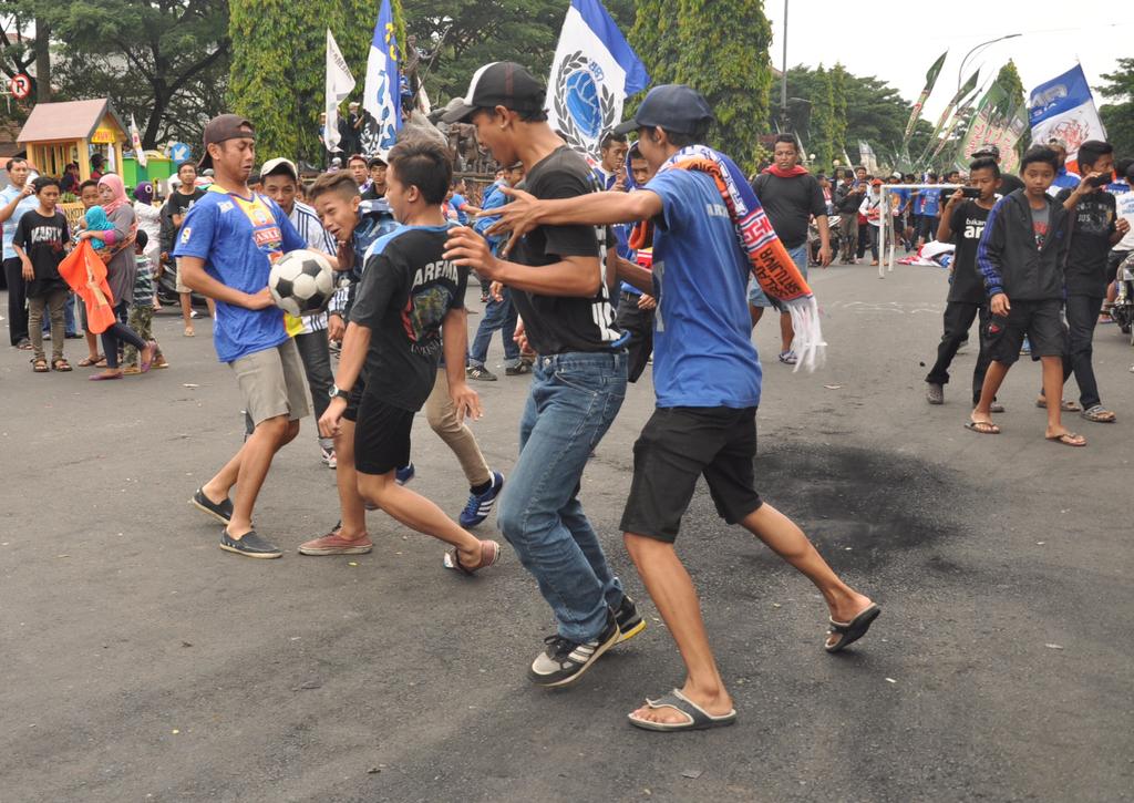 wawan_wawa's tweet photo. @Ultrasmania1312 RT @AremaCronus: #MalangStreetSoccer berlangsung semarak. http://t.co/DaKg30MCLB