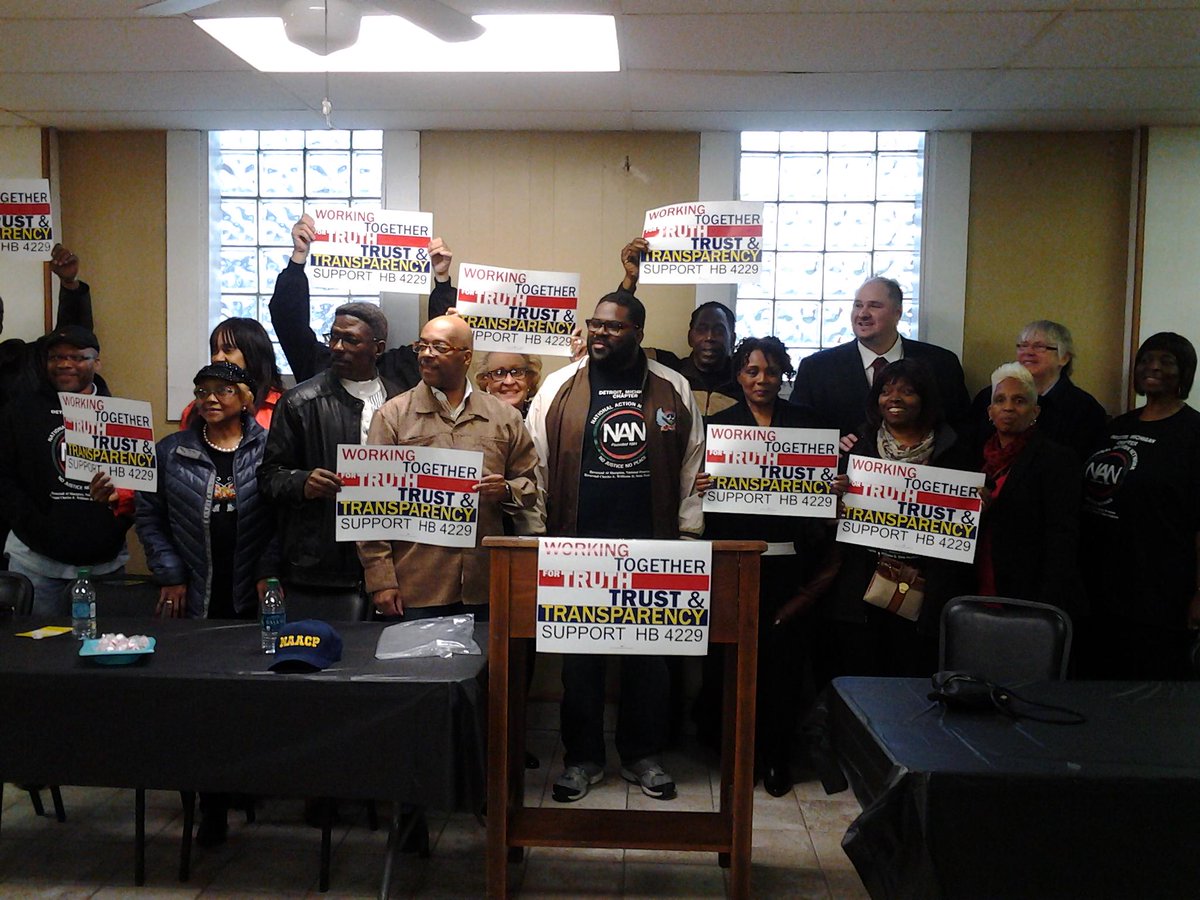 MichDemFuture's tweet photo. @therevcw inspires diverse coalition in Romulus in support of bodycams  great conversation between police + residents http://t.co/tNN72fqypZ