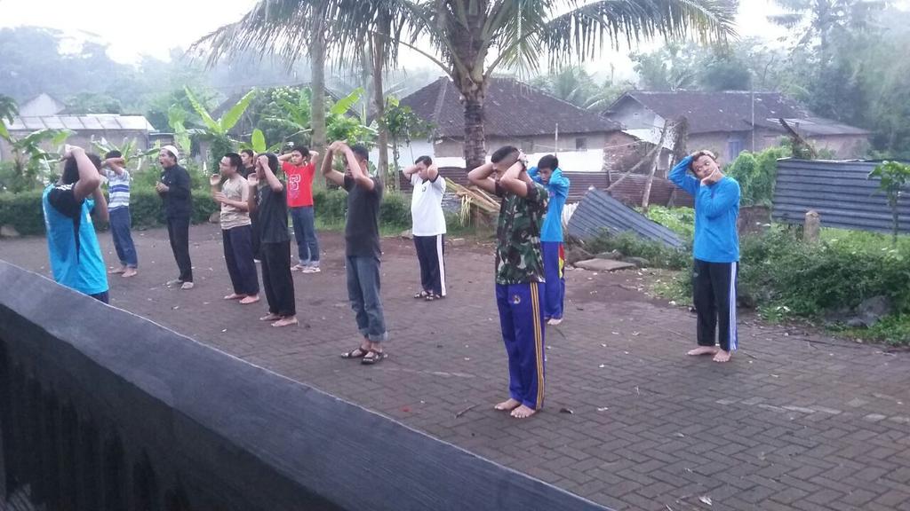KAMMI_SH's tweet photo. @kammirema tuh ngantuk2 dsuruh senam, hhe... 
Semangat2....
*is http://t.co/jiuPzPsQgx
