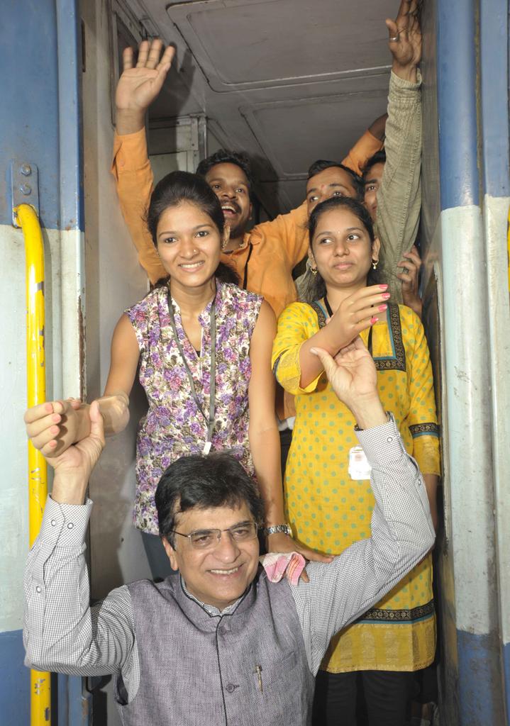KiritSomaiya's tweet photo. #MonikaMore #TanvirSheikh 50 Disable-Victims with Eectronic  Limbs took Train to Delhi to meet Rashtrapati &amp; #PMmodi http://t.co/lTq7KNK9ID