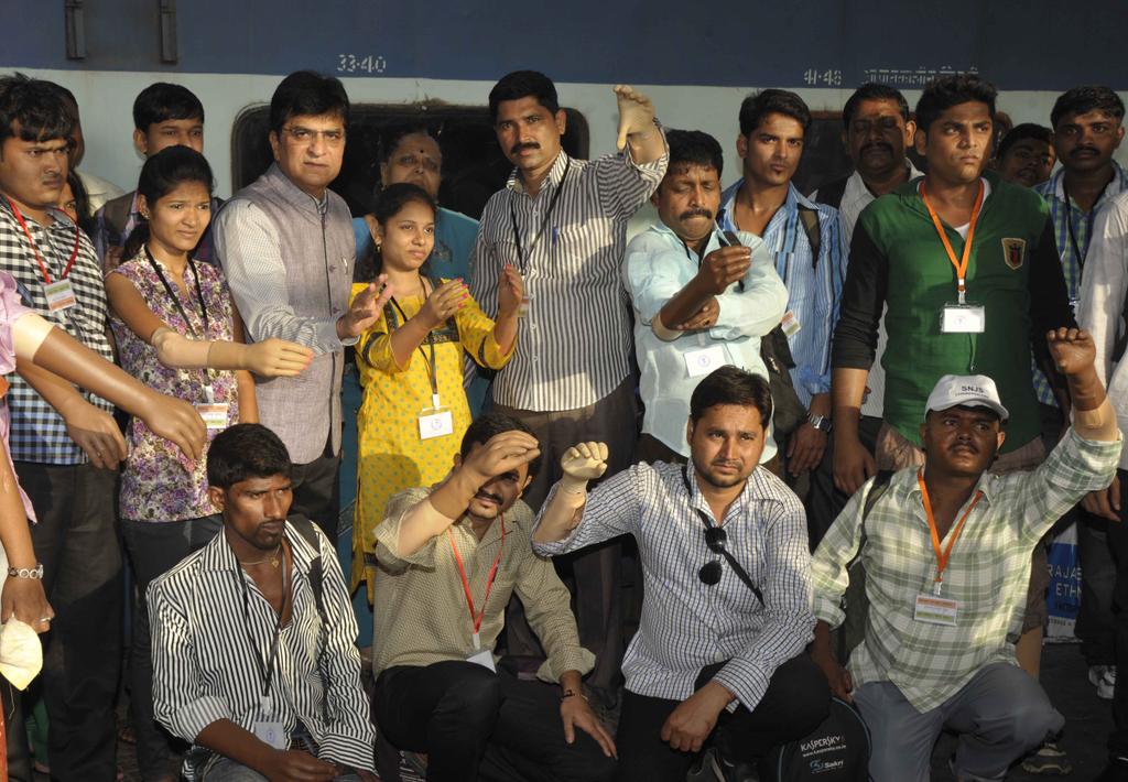 KiritSomaiya's tweet photo. #MonikaMore #TanvirSheikh 50 Disable-Victims with Eectronic  Limbs took Train to Delhi to meet Rashtrapati &amp; #PMmodi http://t.co/lTq7KNK9ID