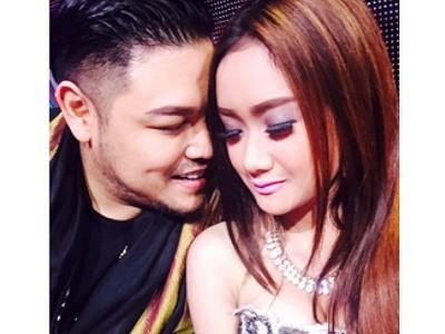 detikcom's tweet photo. Pamer Foto Mesra, Cita Citata Cuma Anggap Ivan Gunawan Sahabat http://t.co/yeTkPVNd4b via @detikhot http://t.co/dyBZPAwqZE