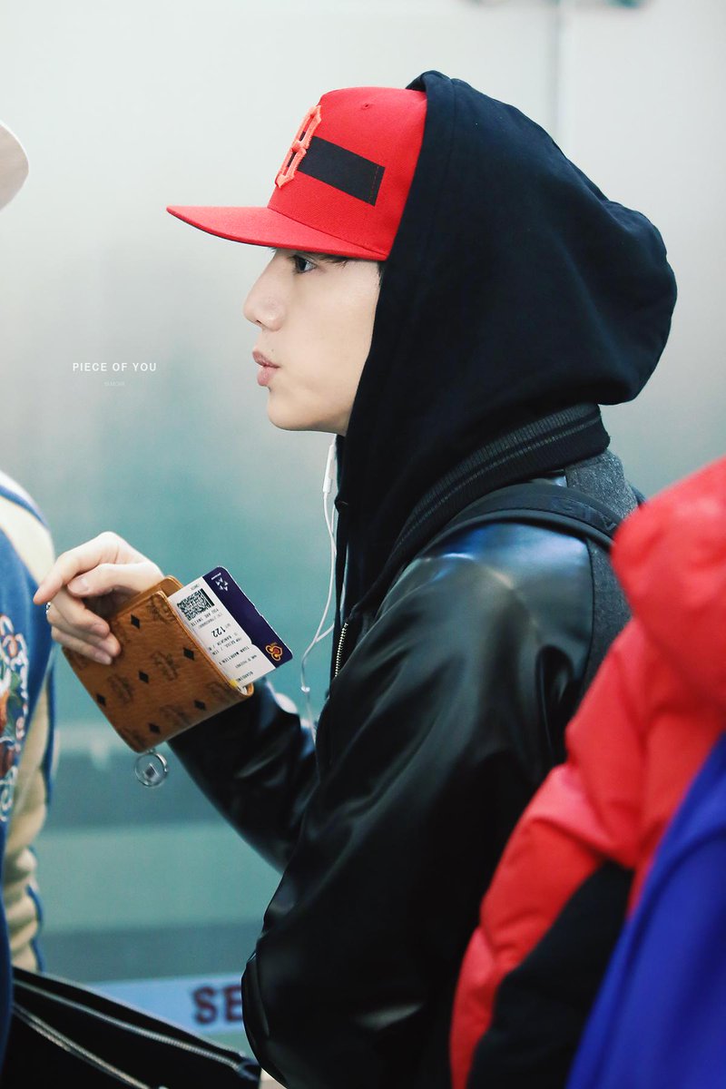 POY140116's tweet photo. [마크] 150313 인천공항 #GOT7 http://t.co/AQ8i5H0IPq http://t.co/qrSUUJcqgW