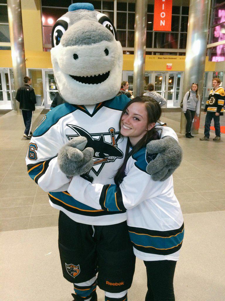 _NikisaurusRex's tweet photo. I'll never love any #Mascot the way I love @FINZ06!😭😭😭 We're gonna miss you! ❤💙❤ @WorcesterSharks @TheAHL #DontLeave http://t.co/B0XujZUyjX