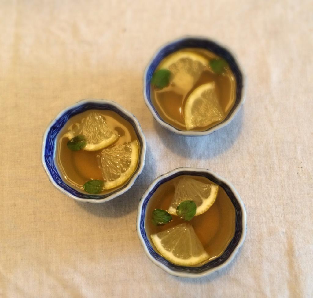 寿木けい レモンのゼリー ゼラチン5gを熱湯50ccでふやかす 鍋に水150 きび砂糖好量 を煮たてて火を止め 粗熱が取れたらふやかしたゼラチンとレモン汁大匙1強を加え レモンのスライスとミントを浮かべて冷蔵庫へ 1歳の子供もぱくぱく食べた Http T