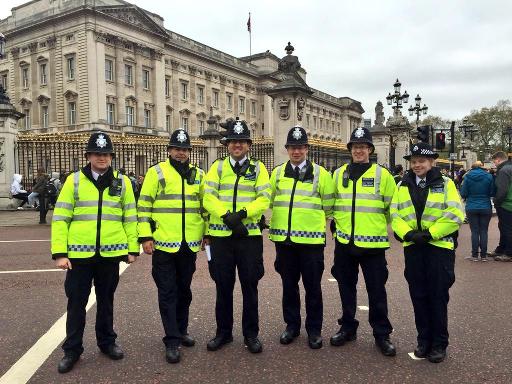 OliverKnightMSC's tweet image. Just visited officers at #LondonMarathon o/s Buckingham Palace led by Insp Soliman. Great atmosphere! @MPSWandsworth