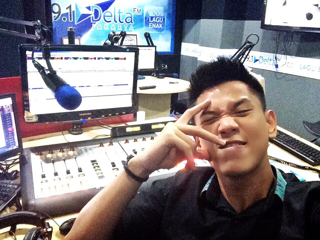 Sudah di ruang siaran, dan sudah siap muterin lagu enak di #50MenitZonaGila On The Weekend <a href="/Delta_FM/">99.1 DeltaFM Jakarta</a>! Yuk merapat :D