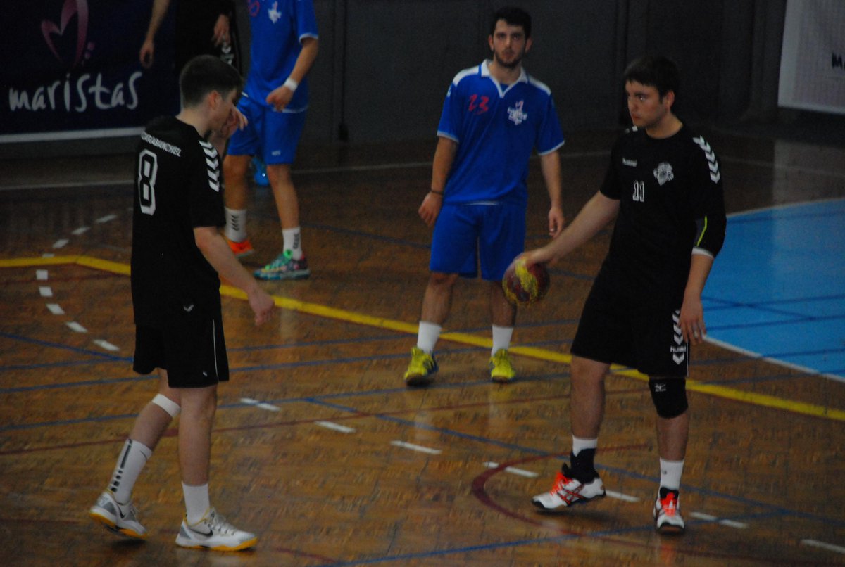 SectorGmalaga's tweet photo. @fedmadridbm @F_A_BM @RFEBalonmano Min 45: @ClubMaristasMlg por delante con 18 y @balonmanoBMC con 15 http://t.co/eMlNOKPihm