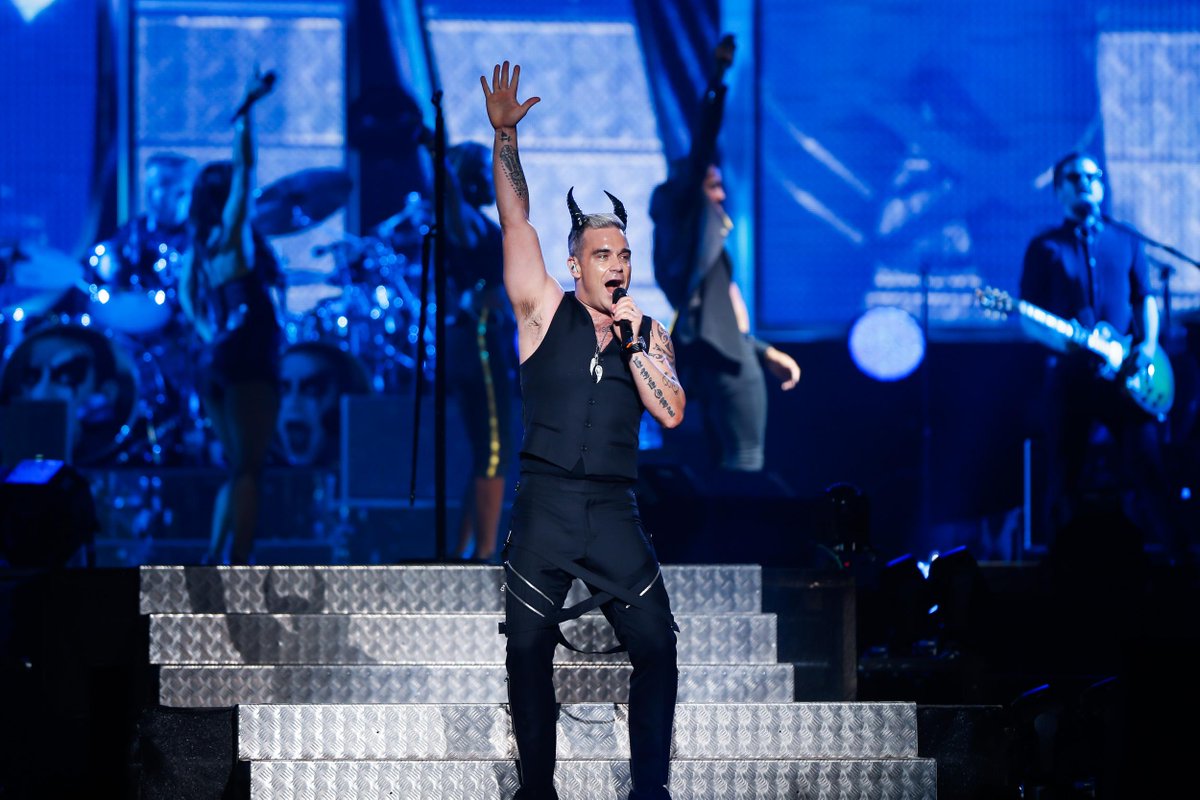 EtharaLive's tweet photo. 20,000 of @robbiewilliams fans enjoyed his “Let Me Entertain You” show in #AbuDhabi last night. #RobbieWilliamsUAE http://t.co/RGLLRh7N6n