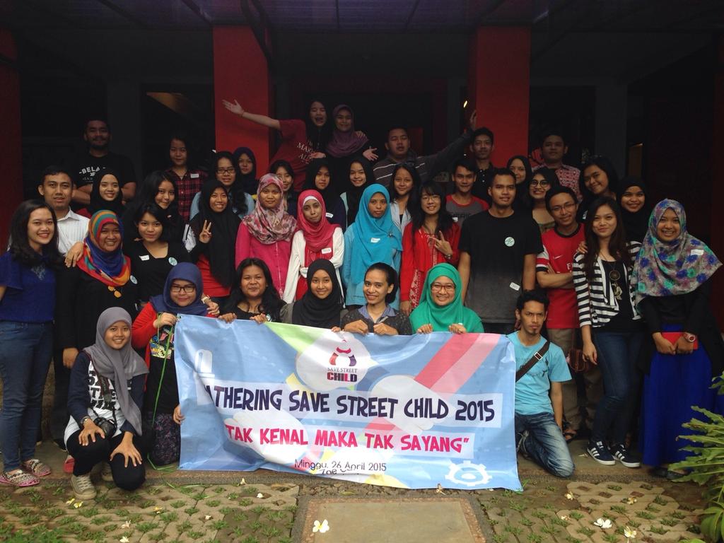 Kakak-kakak pengajar dan pengurus #SaveStreetChild di #GatheringSSC2015 "Tak Kenal Maka Tak Sayang". ^^