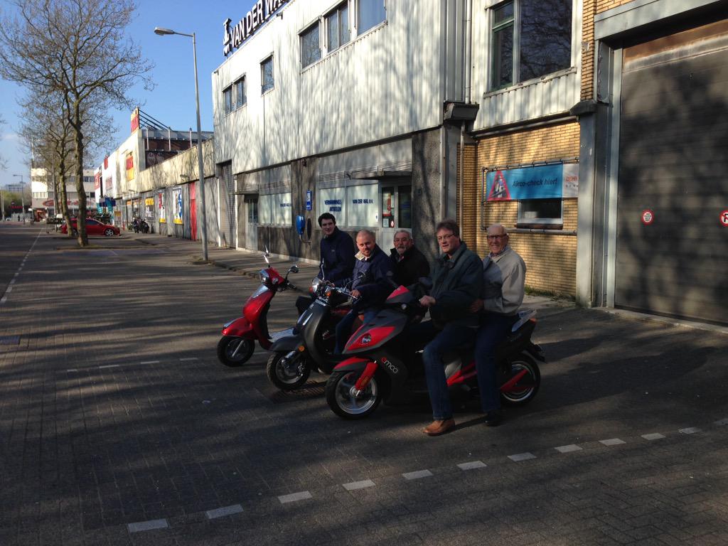 ArnoClaasen's tweet photo. Donderavond met z'n allen op de elektrische scooter naar de @AutoRAI http://t.co/3DCHYewtBw