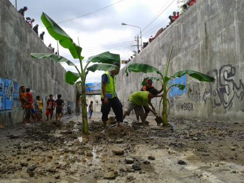 solobanget's tweet photo. Protes warga, tidak berfungsinya underpass di Makamhaji dg menanam pisang cc: @hubkominfosolo http://t.co/hIAJn3iTOn