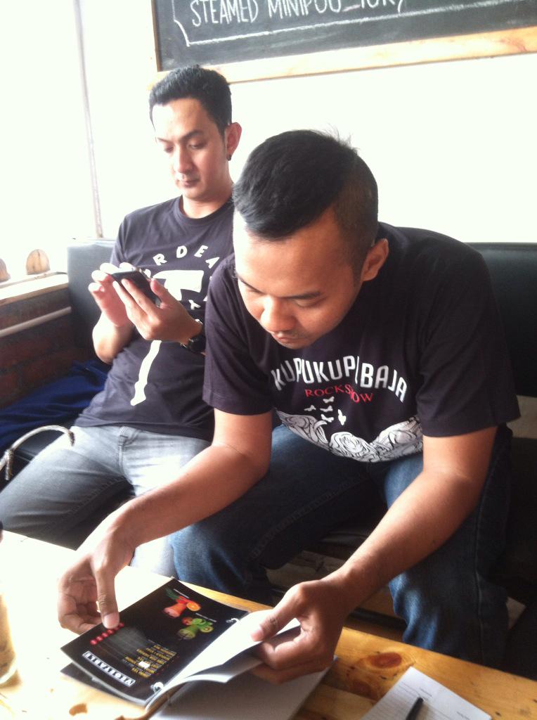 captainjackband's tweet photo. Mereke sudah siap lho untuk ketemu kalian, kami tunggu di @starcross_ wahai para Monster's !! #KKBrockshow http://t.co/kwtGkERqyb