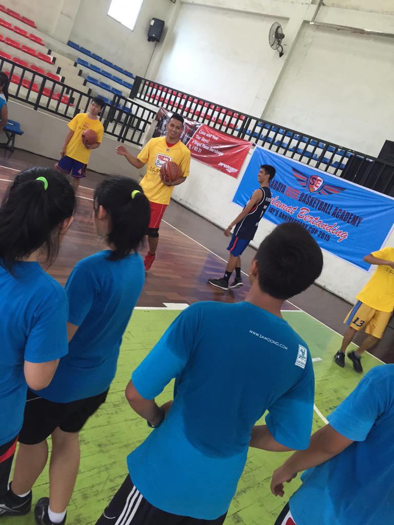 nblberbagi's tweet photo. "Basketball Clinic For Kids Cancer" siang harini, seluruh peserta antusias dilatih langsung dgn pemain @nblindonesia http://t.co/OF9Lv4ucBO