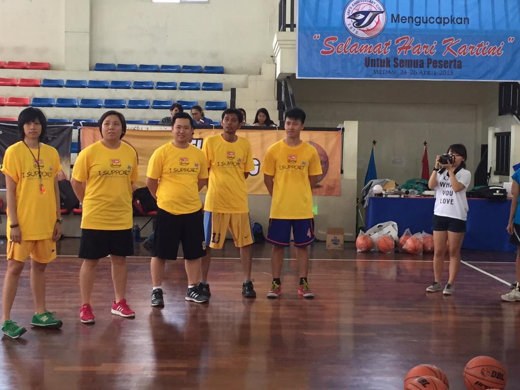 nblberbagi's tweet photo. "Basketball Clinic For Kids Cancer" siang harini, seluruh peserta antusias dilatih langsung dgn pemain @nblindonesia http://t.co/OF9Lv4ucBO