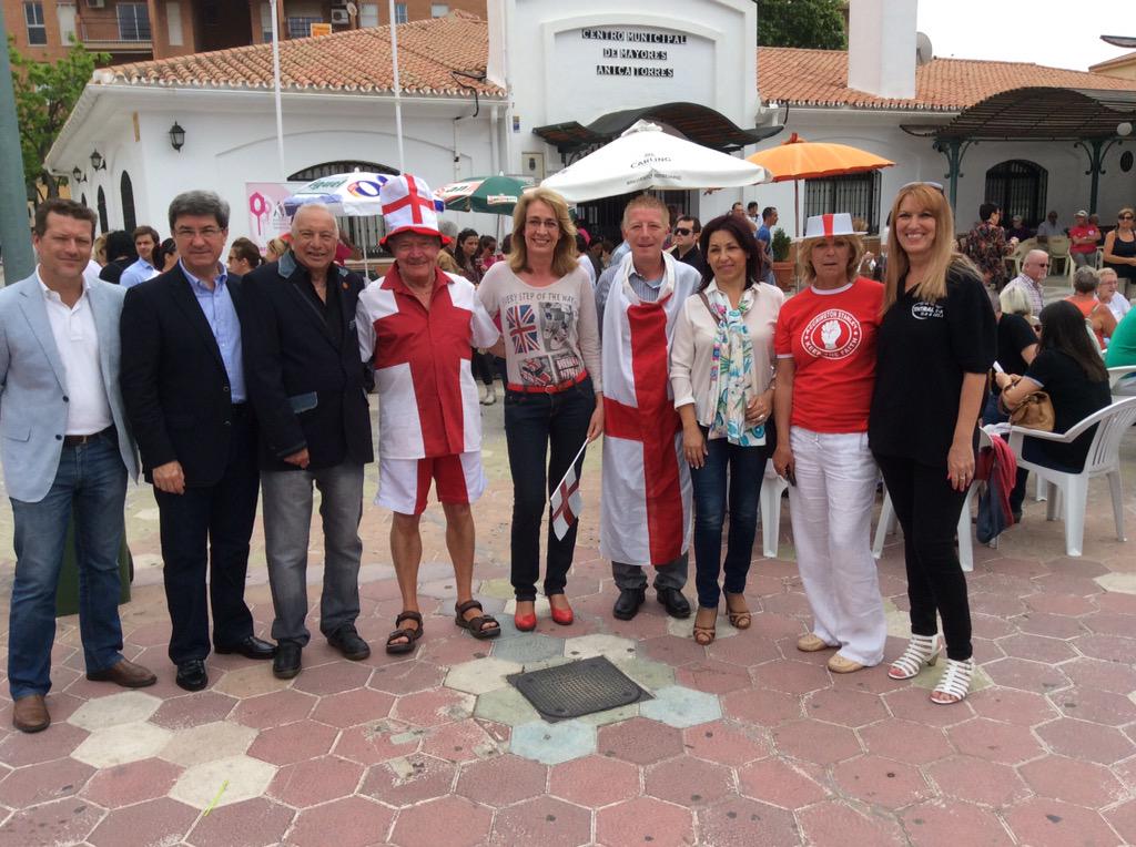 PPBenalmadena's tweet photo. #ElEquipoDeCasa trabajando, conviviendo con nuestros vecinos y escuchando propuestas y necesidades http://t.co/NdTw6UmT6F