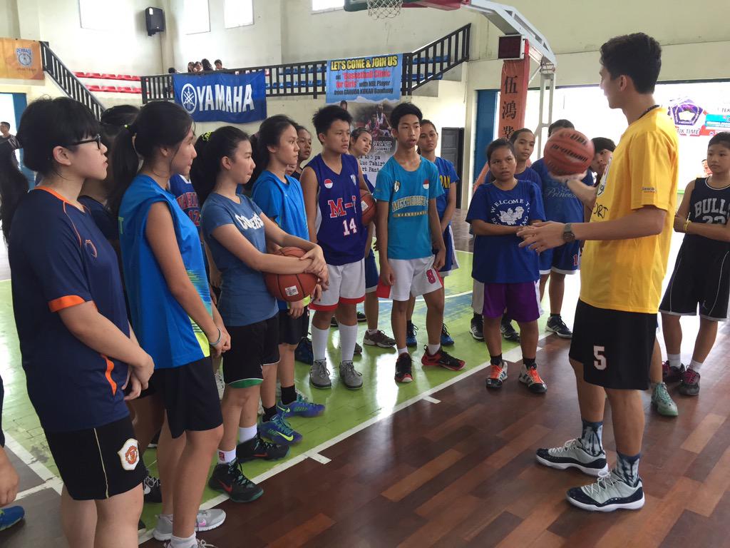 nblberbagi's tweet photo. Dipos kak @Danielwenas1 memberikan tips dan arahan cara shooting yang benar #nblberbagi #goestomedan http://t.co/DU1d741Opy