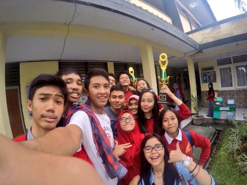 Foto bareng piala dulu sama pak siswo