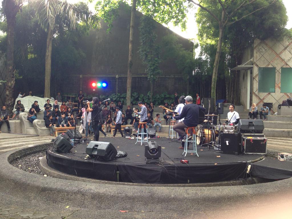 On stage now <a href="/janevalla_music/">Janévalla</a>