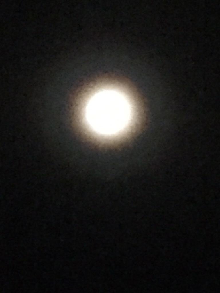 MatthewEspinosa's tweet photo. Moon http://t.co/yFY1F5cRkZ