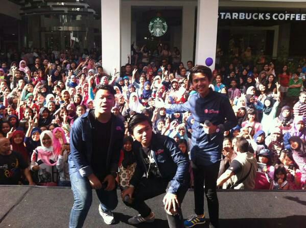 CJRisMate_FC's tweet photo. Konser Big Babol PETJAH 😄😘😍 @CJRisCJR
@iqbaale @TeukuRyz @AlvaroMaldini1 #CJRgoesBandung http://t.co/sb6CWrbjr7
