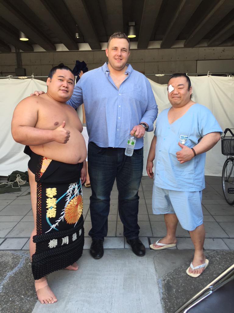 スモートフォン On Twitter 把瑠都関が幕張へ遊びに来た デカイ 日々体を鍛えていて体重は１７０キロ台をキープ 力士寿命を縮めた 膝のケガは土俵から離れたことで回復したそうだ 来年のob戦 写真は同期の駿馬さん Shunba Sekito 琴仁成さんと Sumo Http T