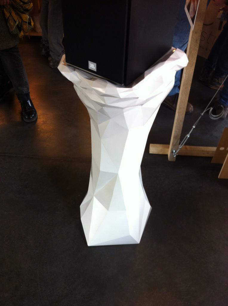 madmakerfaire's tweet photo. RT @webazaaaar: Una columna ¿y una pierna también? #webazaar De @CiOestudio visto ayer en la @madmakerfaire http://t.co/5dclXXLNBL