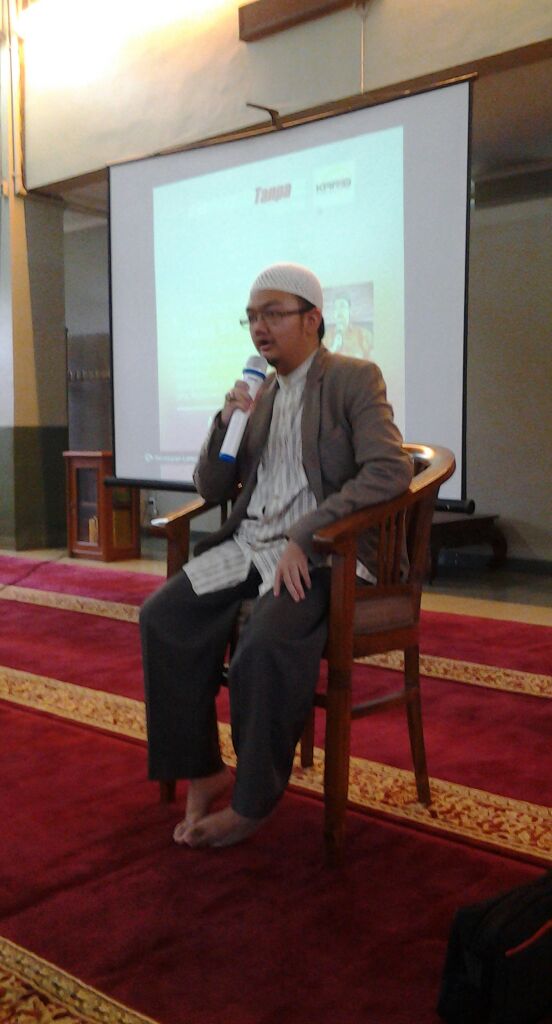 ITJTangerang's tweet photo. #KajianSore bahas bahaya SEPILIS bersama kaka @askungmuhammad #ITJtangerang #IndonesiaTanpaJIL @TanpaJIL http://t.co/bt8r0JIXXF