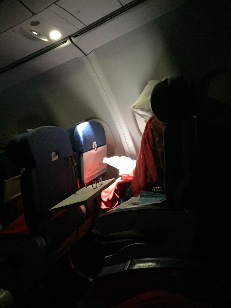 Choukrate's tweet photo. Quand t'es dans l'avion à 3h du matin, toujours un FDP qui trouve le moyen de lire et te niquer ton sommeil. http://t.co/2SuL3WAY8r