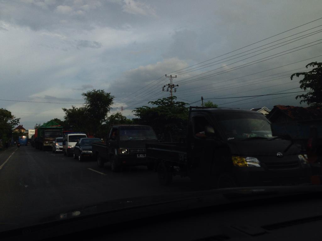RidaUlin's tweet photo. Macet panjang, kecelakaan truk di pantura Lasem jalur menuju Surabaya @SbyTrafficServ @RadioElshinta @suaramerdeka http://t.co/3VOBZloDsj