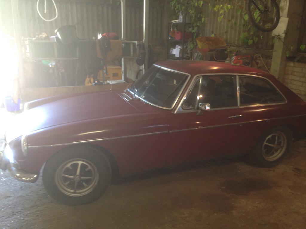 iamregwright's tweet photo. Working on my baby today 😍😍 #mgb #gt #classic #car #carburettors #fun #cars http://t.co/ltEaALKpo5
