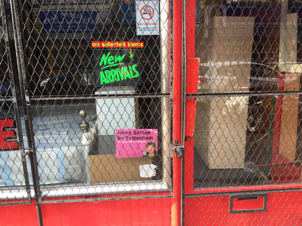 jenny4tottenham's tweet photo. Turning #Tottenham Pink against the Silence of the Lammy #tusc2015 http://t.co/VyrR3NxDJe