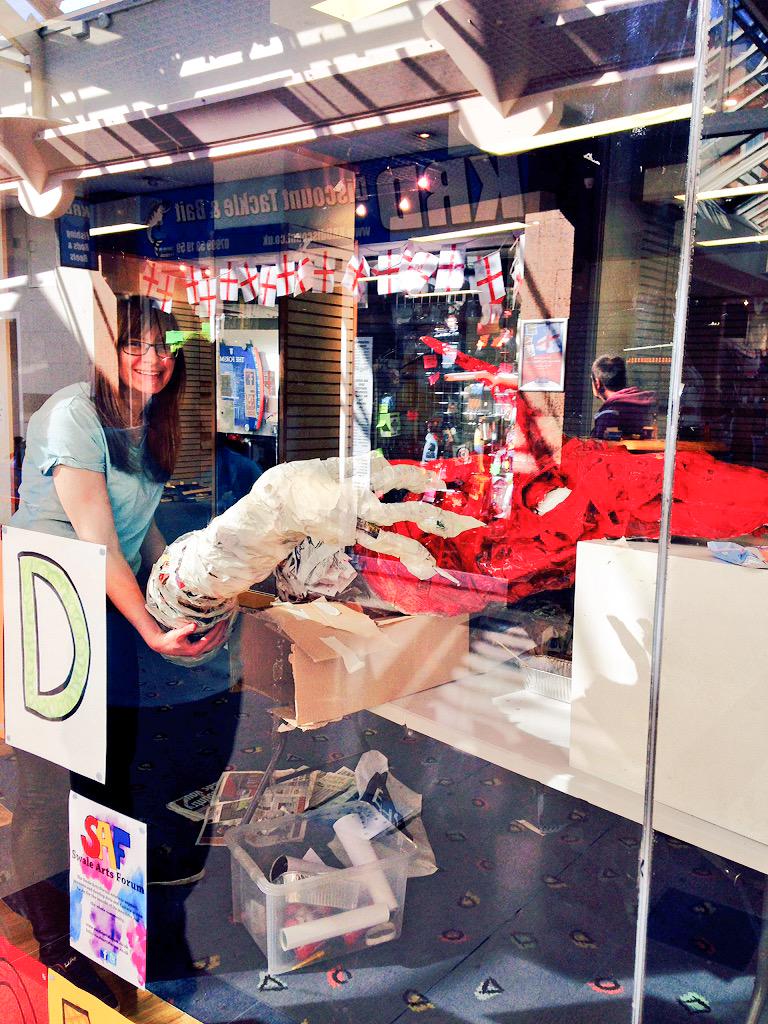 FeltedThoughts's tweet photo. Spent most of yesterday making a giant paper mache dragon with @SwaleArtsForum and @TallFoxDot :) such a good day! http://t.co/BLwuRpFdSF