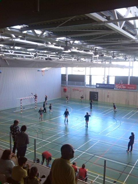 BalonmanoGijon's tweet photo. #InterJF2015 #SectoresJuveniles Fem. Gr. B
Calientan los dos equipos. Buen ambiente en la Tejerona
#SomosBMG http://t.co/3pADMHSz6h