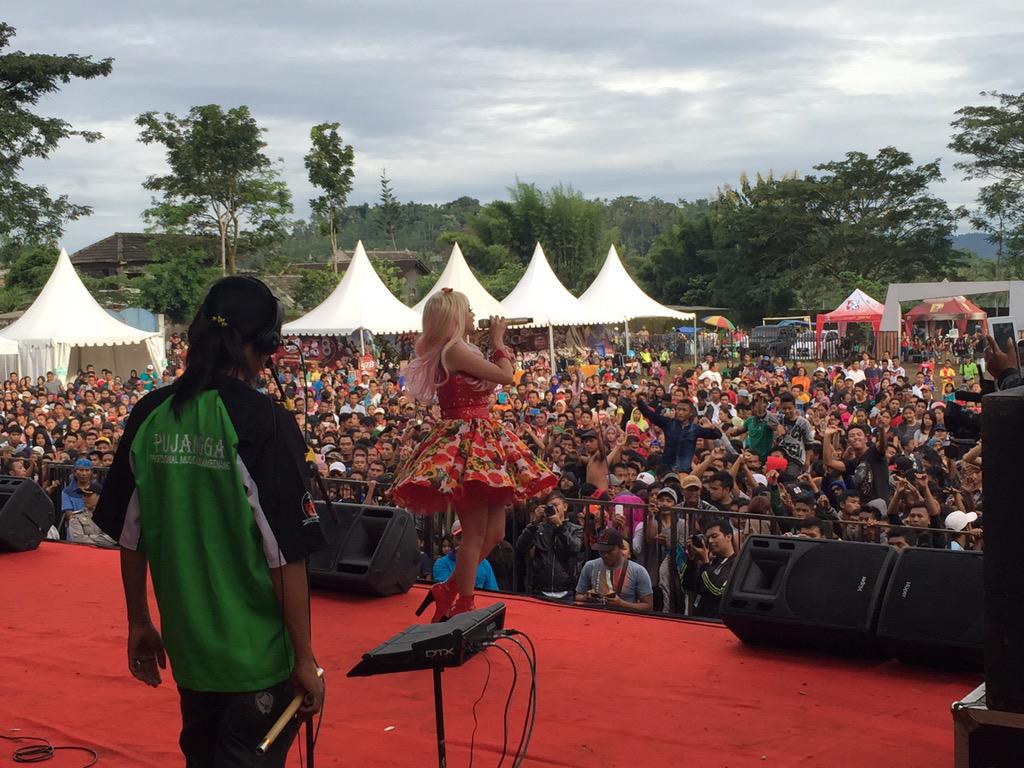 jenita_janet's tweet image. terima kasih warga Dampit Malang... rame bangett... love u 😘 .. #GARDU #JenitaJanet2015
